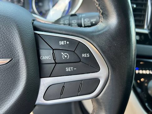Used 2017 Chrysler Pacifica Touring-L FWD image 29