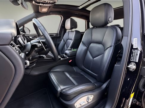 Used 2025 Porsche Macan Turbo AWD/4WD image 5