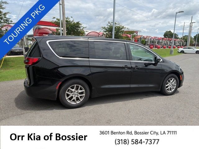 Used 2024 Chrysler Pacifica Touring-L FWD image 8