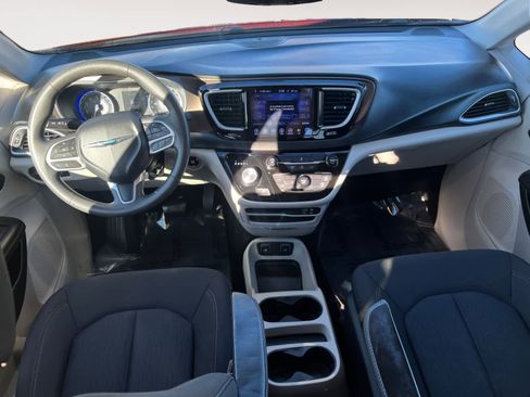 Used 2017 Chrysler Pacifica Touring image 10