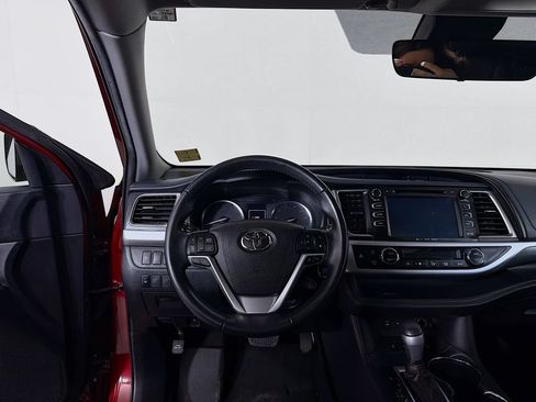 Used 2019 Toyota Highlander SE w/ Nightshade Edition AWD/4WD image 21
