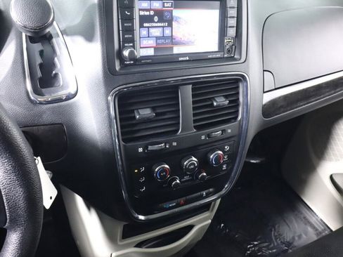 Used 2019 Dodge Grand Caravan SE w/ UConnect Hands-Free Group image 15