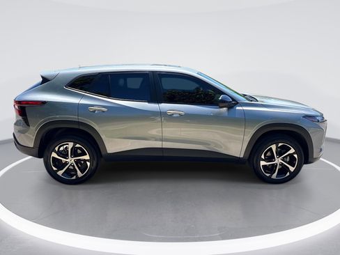 Certified 2025 Chevrolet Trax RS w/ Sunroof Package FWD image 9