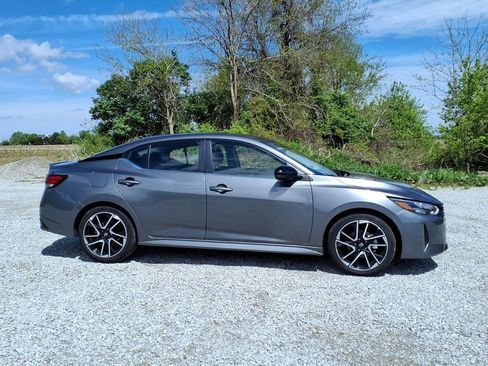 Used 2025 Nissan Sentra SR FWD image 4
