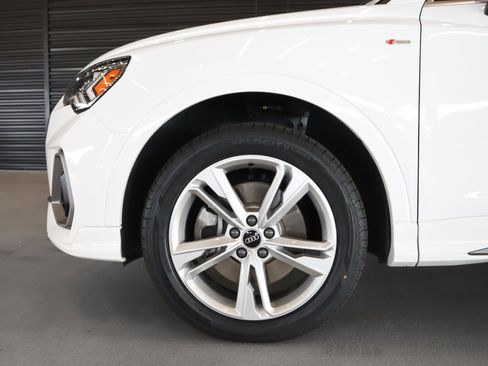 Used 2023 Audi Q3 2.0T Premium w/ Convenience Package AWD/4WD image 5
