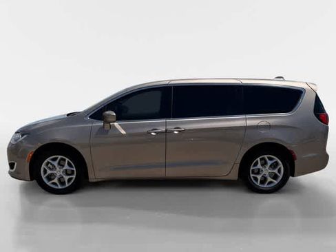Used 2018 Chrysler Pacifica Touring Plus w/ Tire & Wheel Group FWD image 2