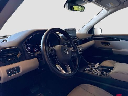 Used 2025 Honda Pilot Touring image 9