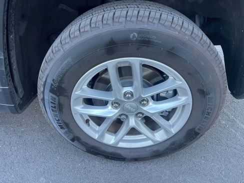 Used 2025 Jeep Grand Cherokee L Laredo image 11