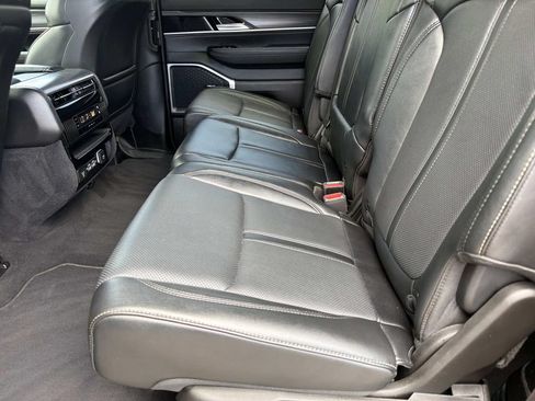 Used 2024 Jeep Wagoneer L Series II RWD image 10