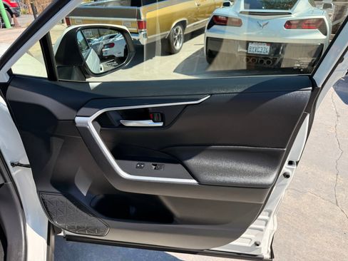 Used 2022 Toyota RAV4 XLE Premium image 13