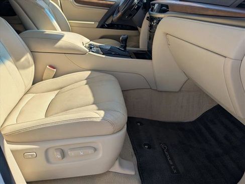 Used 2020 Lexus LX 570 4WD w/ Luxury Package image 21