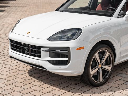 Used 2024 Porsche Cayenne Coupe AWD/4WD image 18