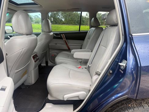 Used 2011 Toyota Highlander Limited w/ Tow Pkg FWD image 14