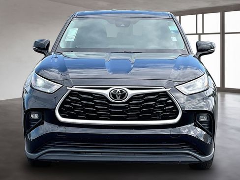 Used 2023 Toyota Highlander LE FWD image 2