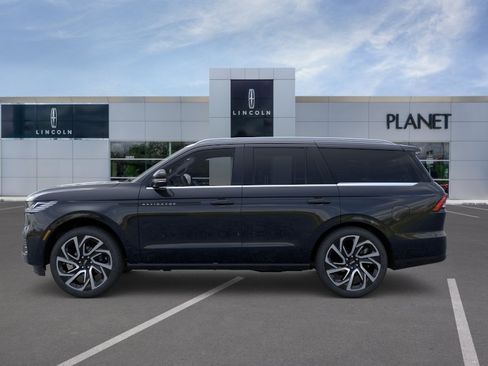 New 2026 Lincoln Navigator Black Label AWD/4WD image 3