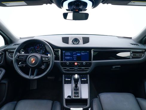 Certified 2025 Porsche Macan image 18