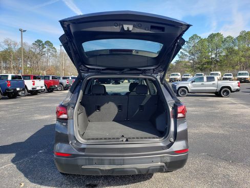 Used 2022 Chevrolet Equinox LT w/ Driver Convenience Package image 9