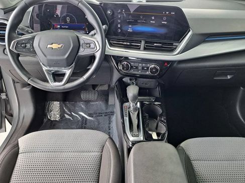 Used 2025 Chevrolet Trax LT w/ LT Convenience Package FWD image 25