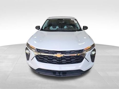 Used 2025 Chevrolet Trax LS FWD image 3