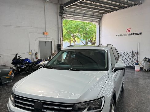 Used 2018 Volkswagen Tiguan SE w/ Panoramic Sunroof Package FWD image 1
