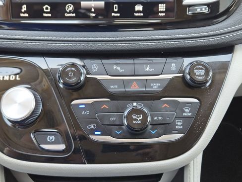 Used 2023 Chrysler Pacifica Limited FWD image 14