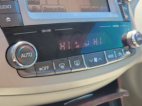 Used 2012 Toyota Avalon Limited image 26