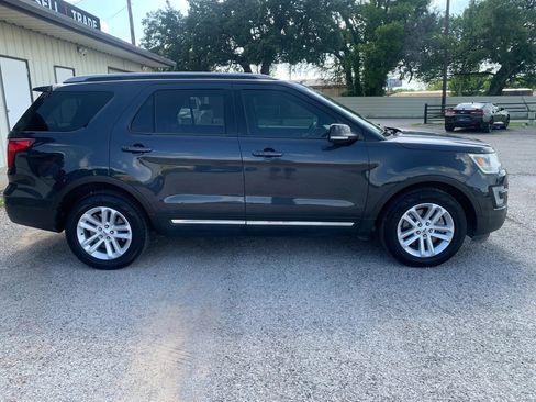 Used 2017 Ford Explorer XLT w/ Equipment Group 202A FWD image 1