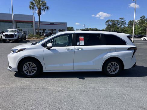 New 2026 Toyota Sienna XLE FWD image 2