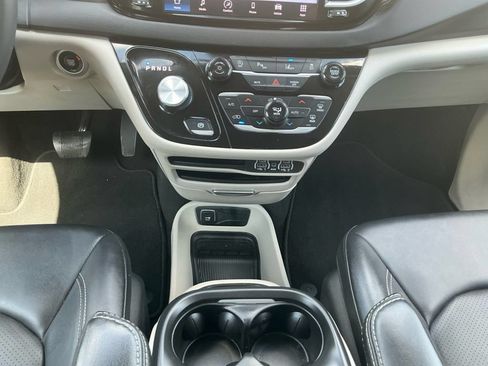 Used 2024 Chrysler Pacifica Touring-L FWD image 20