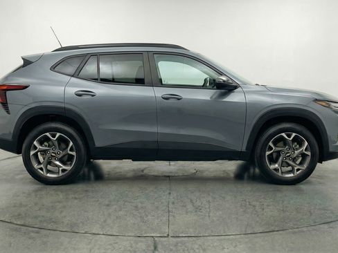 Used 2025 Chevrolet Trax LT FWD image 11