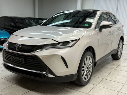 Used 2023 Toyota Venza Limited image 3