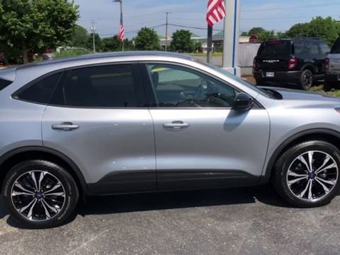 Used 2022 Ford Escape SE w/ SE Sport Appearance Package AWD/4WD image 9