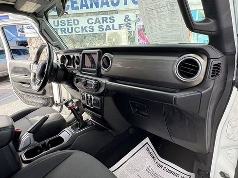 Used 2018 Jeep Wrangler Unlimited Sahara AWD/4WD image 22