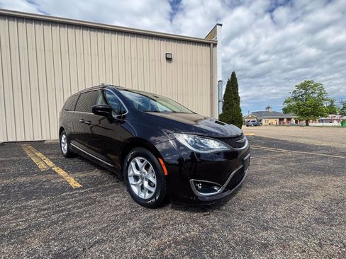 Used 2017 Chrysler Pacifica Touring-L Plus w/ Tire & Wheel Group FWD image 9