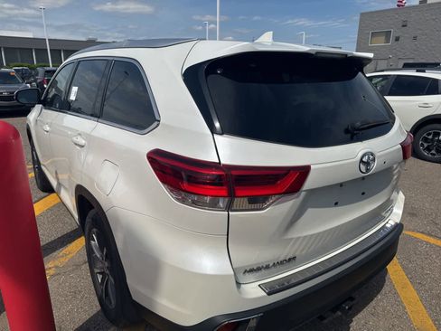 Used 2019 Toyota Highlander AWD V6 image 18
