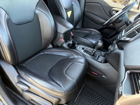 Used 2021 Jeep Cherokee Trailhawk AWD/4WD image 11