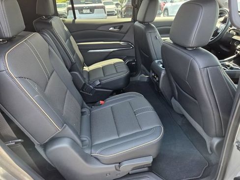 Certified 2025 Chevrolet Traverse High Country FWD image 17