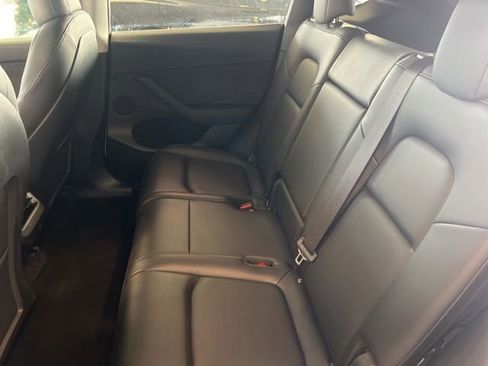 Used 2022 Tesla Model Y Long Range image 18