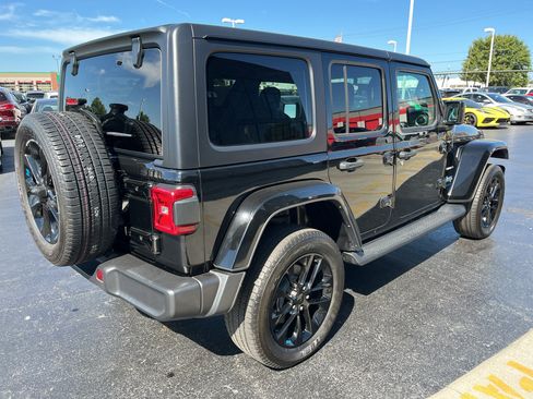 Used 2023 Jeep Wrangler Unlimited Sahara AWD/4WD image 9