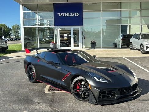 Used 2018 Chevrolet Corvette Stingray Coupe w/ 1LT RWD image 2