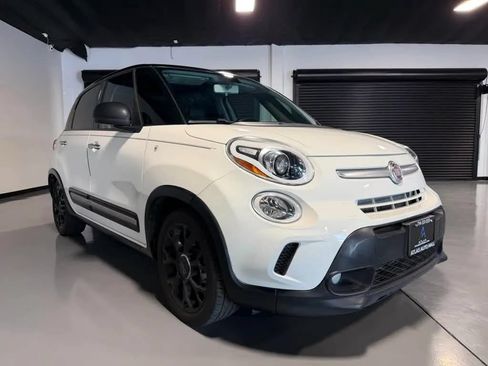 Used 2017 FIAT 500L Trekking w/ Dual-Pane Sunroof Package FWD image 3