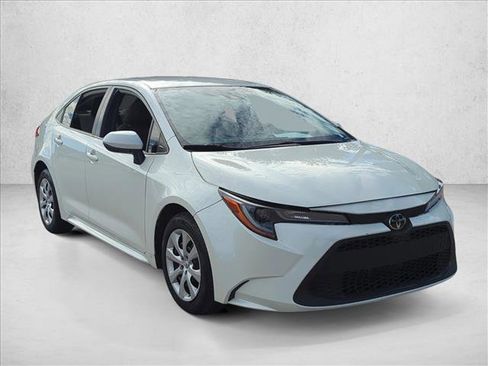Used 2020 Toyota Corolla LE image 3