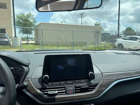 Used 2025 Nissan Altima 2.5 SV image 17