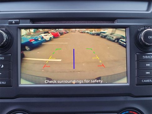 Used 2019 Nissan Titan SV image 17