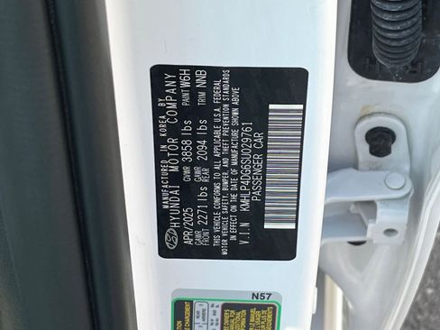 Used 2025 Hyundai Elantra Limited image 31