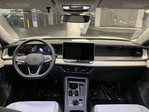 New 2025 Volkswagen Tiguan SE image 7
