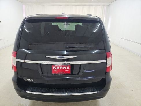 Used 2014 Chrysler Town & Country Touring-L w/ Driver Convenience Group FWD image 5