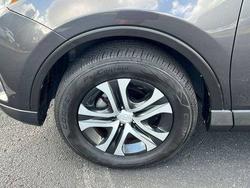 Used 2018 Toyota RAV4 LE FWD image 9