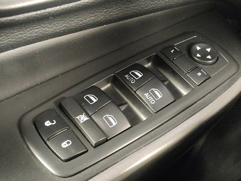 Used 2019 Jeep Cherokee Latitude Plus w/ Comfort/Convenience Group FWD image 27