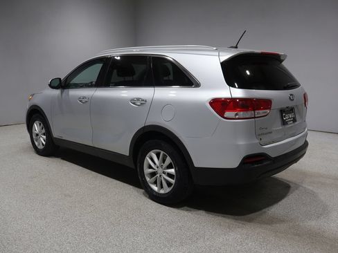 Used 2018 Kia Sorento LX AWD/4WD image 4